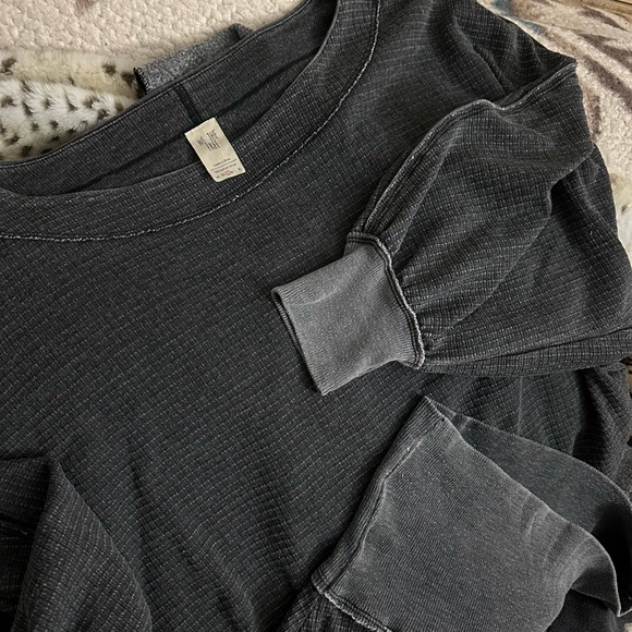 REDUCED FOR QUICK SALE 
2 Like New Free People oversized fleece Tops - Picture 5 of 6